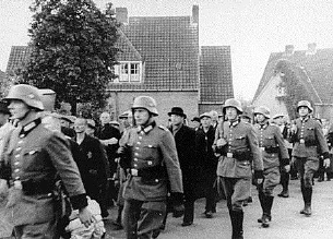 Dutch Jews being
                                                          rounded up